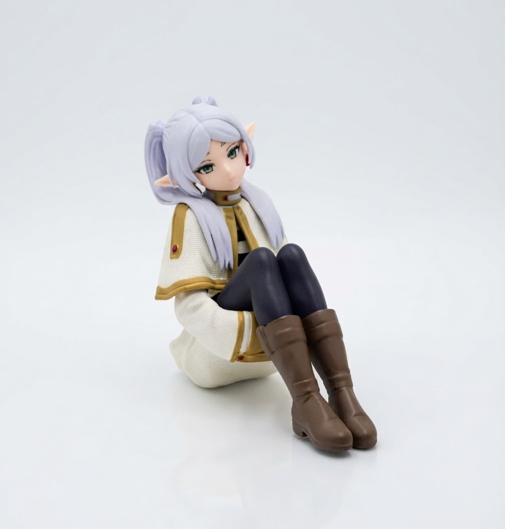 Frieren Chibi Sentada | Sousou no Frieren